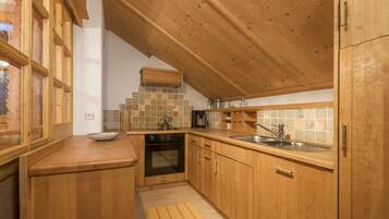 Deluxe Apartment | Private kitchen | Fridge, oven, stovetop, electric kettle