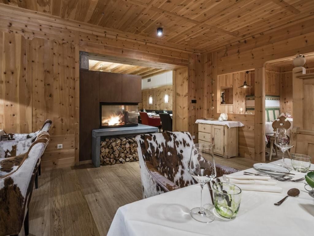 Réfrigérateur, four, plaque de cuisson, bouilloire électrique