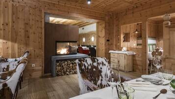 Fridge, oven, stovetop, electric kettle