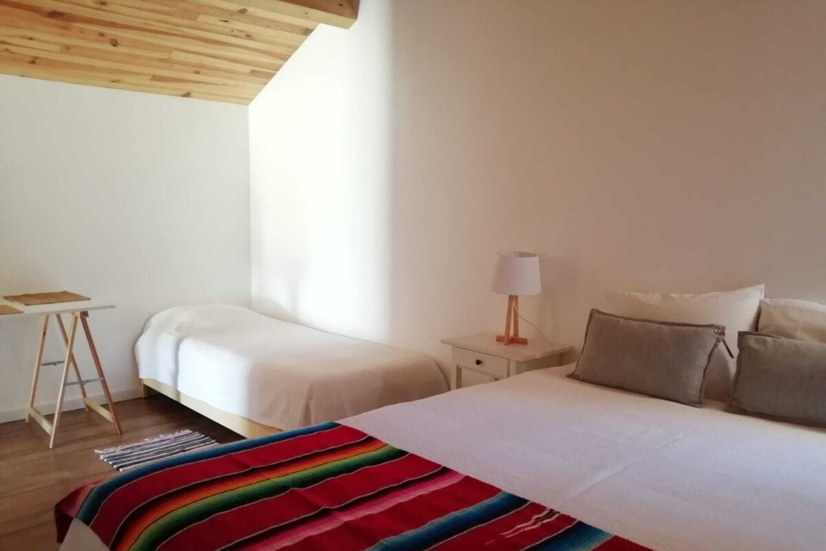 Quarto família, 1 cama de casal | Roupas de cama antialérgicas, edredons de pluma, frigobar