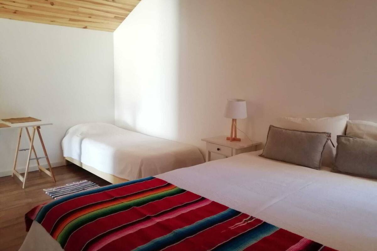 Habitación familiar, 1 cama matrimonial | Ropa de cama hipoalergénica, edredón y minibar