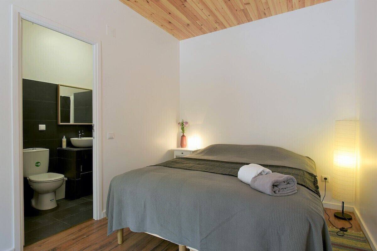 Habitación estándar | Ropa de cama hipoalergénica, edredón y minibar
