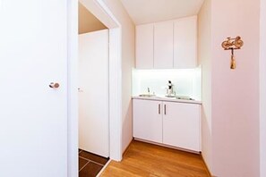 Apartment (Sturm) | Eigene Kochnische | Kühlschrank, Herdplatte, Wasserkocher mit Kaffee-/Teezubehör