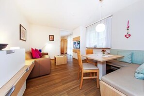 Apartment (Sturm) | Essbereich im Zimmer