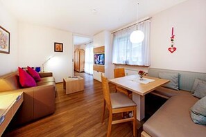 Apartment (Sturm) | Wohnbereich | Flachbildfernseher