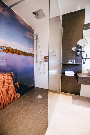 Junior-suite | Badeværelse | Gratis toiletartikler, hårtørrer, håndklæder