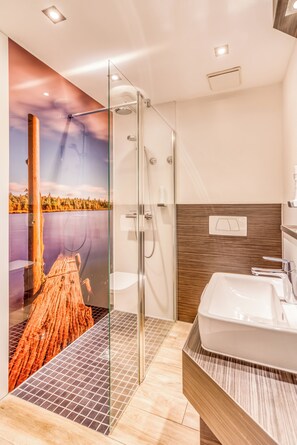 Doppelzimmer (Hotel) | Bathroom | Free toiletries, hair dryer, towels