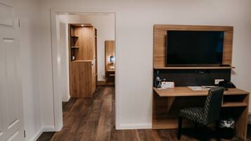 Chambre Double (Guesthouse) | Coin séjour | Télévision à écran plat