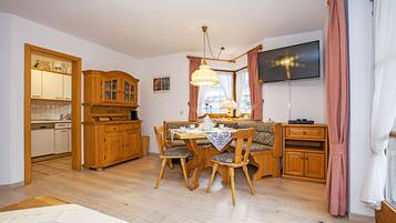 Apartment | Essbereich im Zimmer