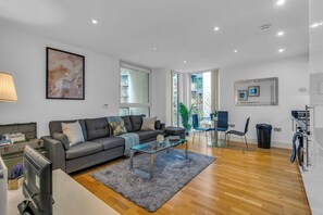 Room - Sublime Lanterns Court One-bedroom Apartments (London)