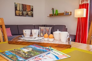 Apartment (Schmankerl) | Essbereich im Zimmer