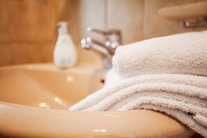 Apartment (Schmankerl) | Badezimmerausstattung | Kostenlose Toilettenartikel, Haartrockner, Handtücher