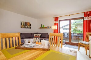 Apartment (Schmankerl) | Essbereich im Zimmer