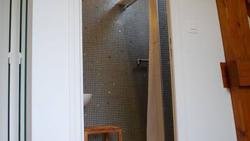 Chambre double (Vieux Tilleul) | Salle de bain | Douche, articles de toilette écologiques, séchoir à cheveux