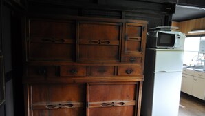 Eine Küche mit Holzschränken und einem weißen Kühlschrank.