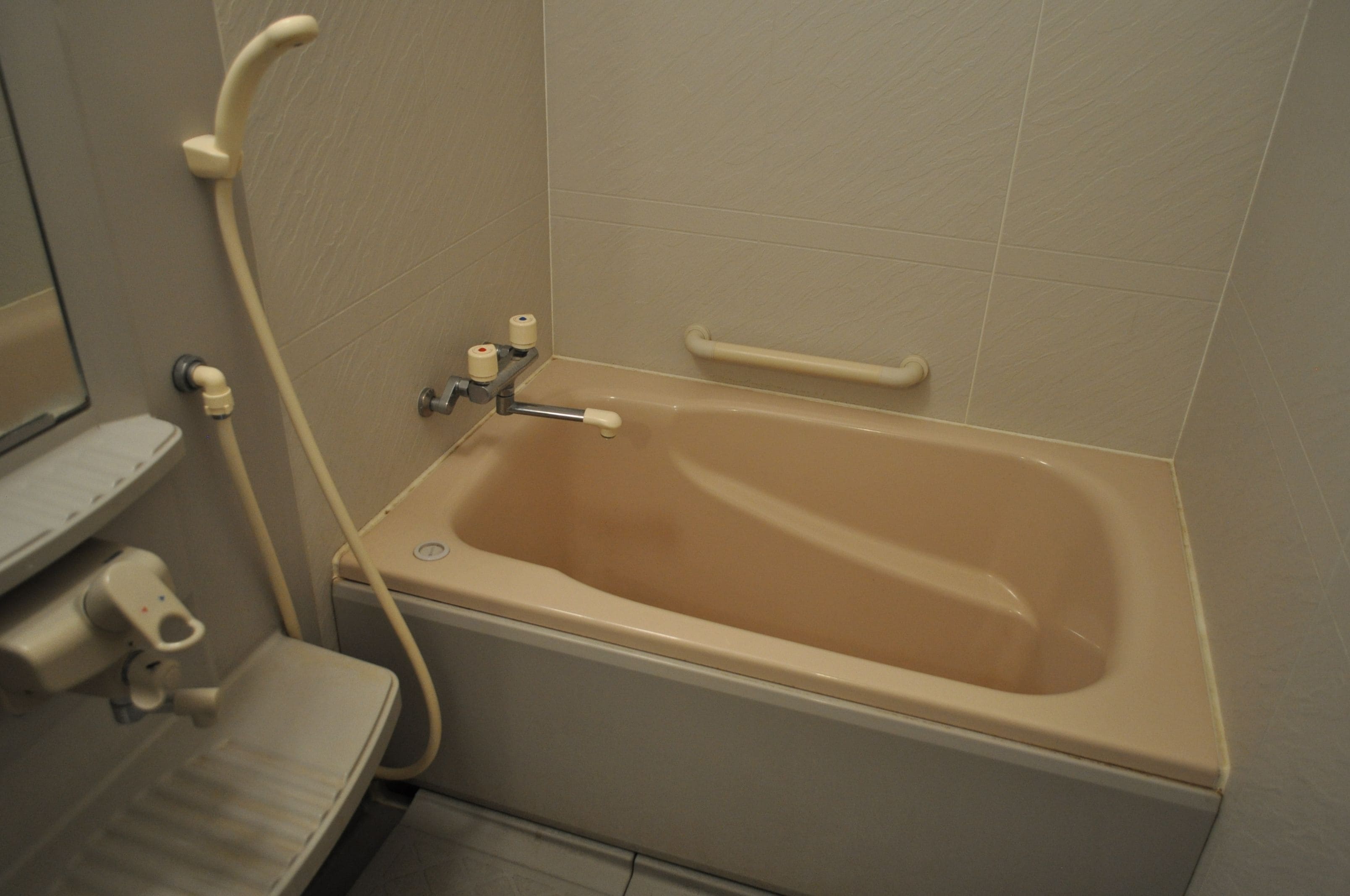 Chambre quadruple traditionnelle (Japanese Style) | Salle de bain | Douche, pantoufles, serviettes fournies