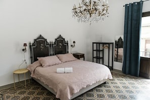 Minibar, escritorio, cortinas blackout y sistema de insonorización