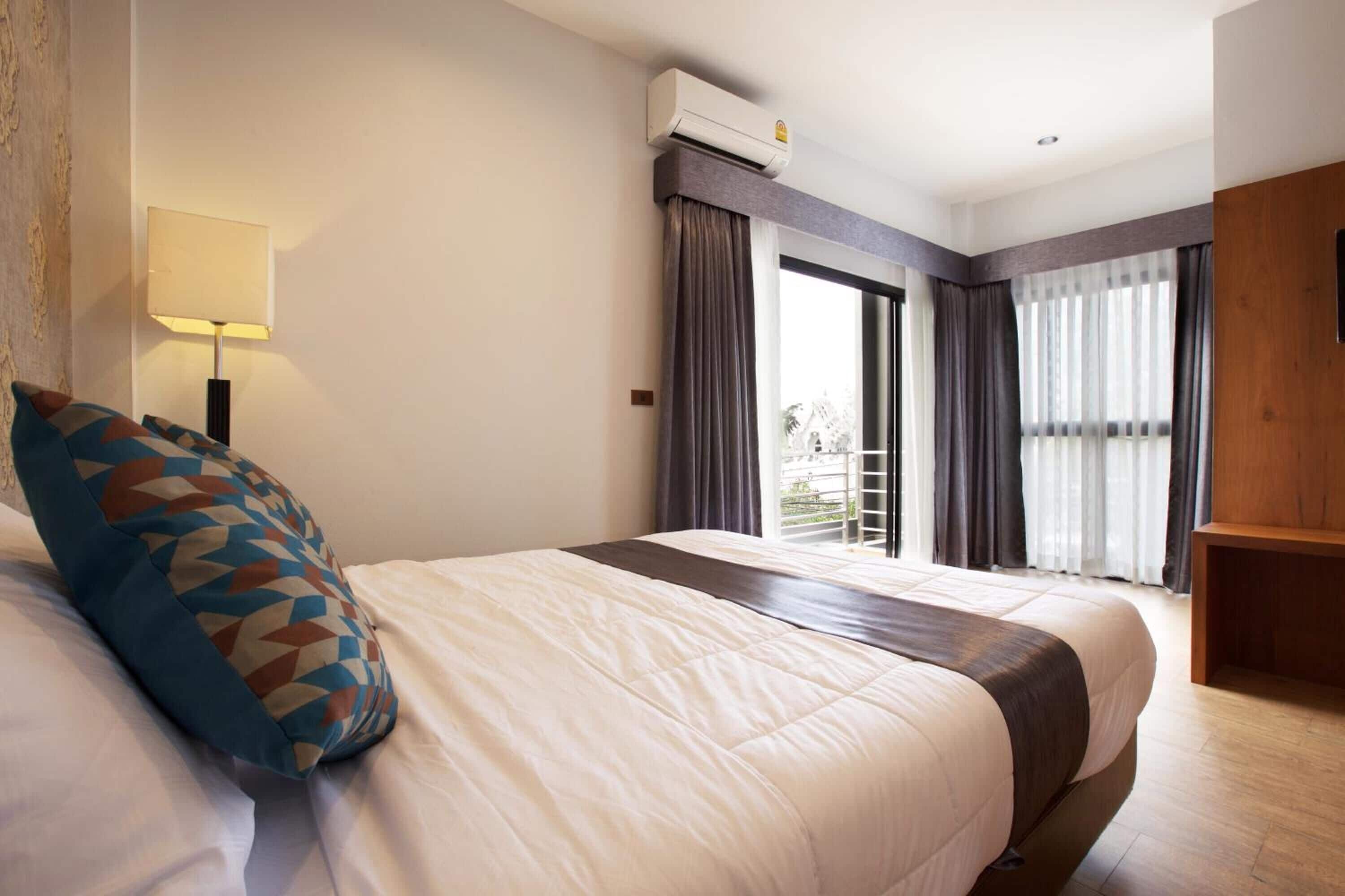 Minibar, desk, free WiFi