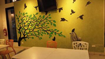 Breakfast, lunch, dinner served; Thai cuisine