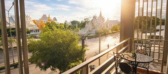 777 フード & ベ  ッド