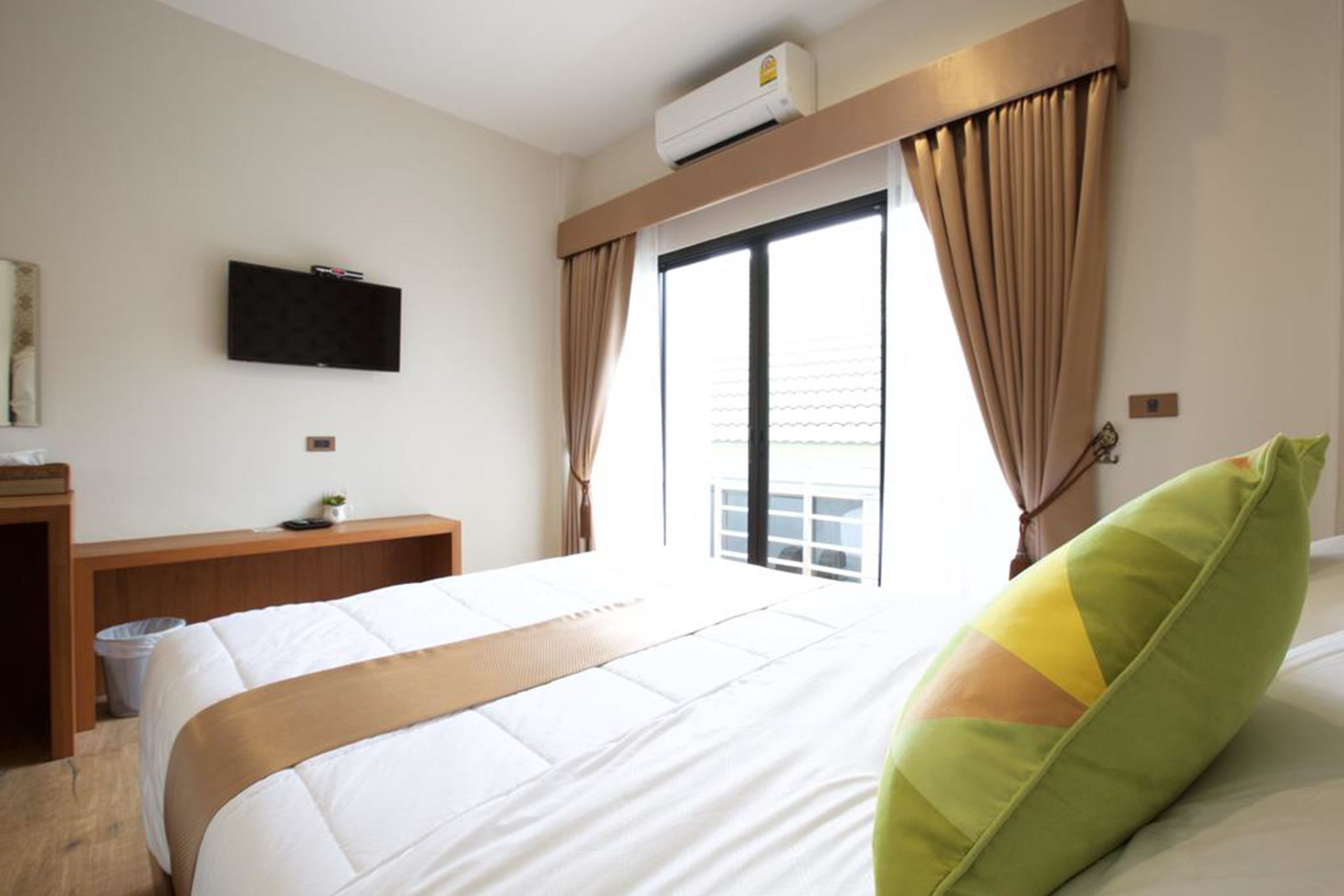 Superior Room, 1 Queen Bed, Non Smoking | Minibar, desk, free WiFi