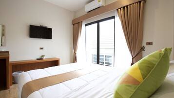 Superior Room, 1 Queen Bed, Non Smoking | Minibar, desk, free WiFi