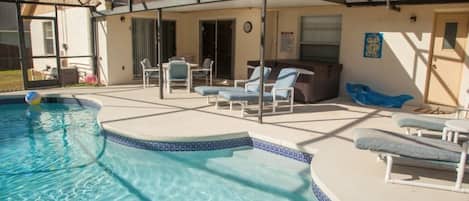 Una piscina al aire libre de temporada, sombrillas, tumbonas