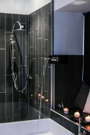 Junior-Suite, eigener Pool | Dusche im Bad
