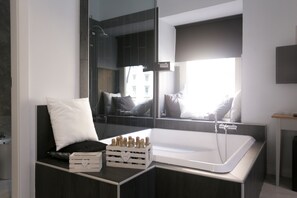 주니어 스위트, 전용 수영장 | 전신 욕조