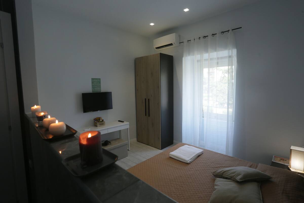 Luxe beddengoed, verduisterende gordijnen, geluiddichte muren