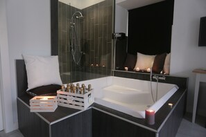 Junior-Suite, eigener Pool | Minibar