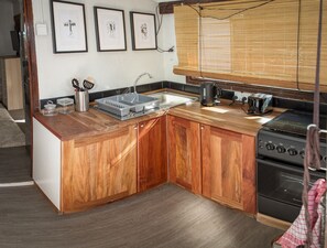 Romantisches Apartment, Flussblick | Eigene Küche | Großer Kühlschrank, Ofen, Herdplatte, Kochgeschirr/Geschirr/Besteck