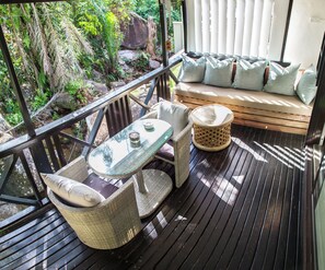 Romantisches Apartment, Flussblick | Terrasse/Patio