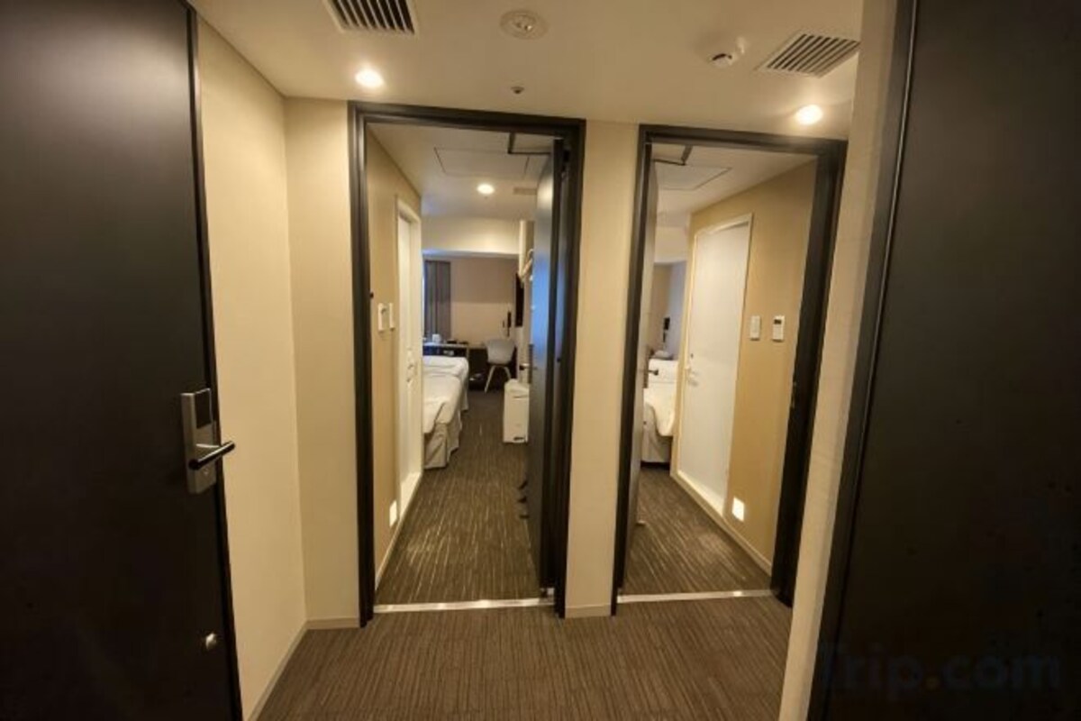 In-room safe, WiFi (free), bed sheets