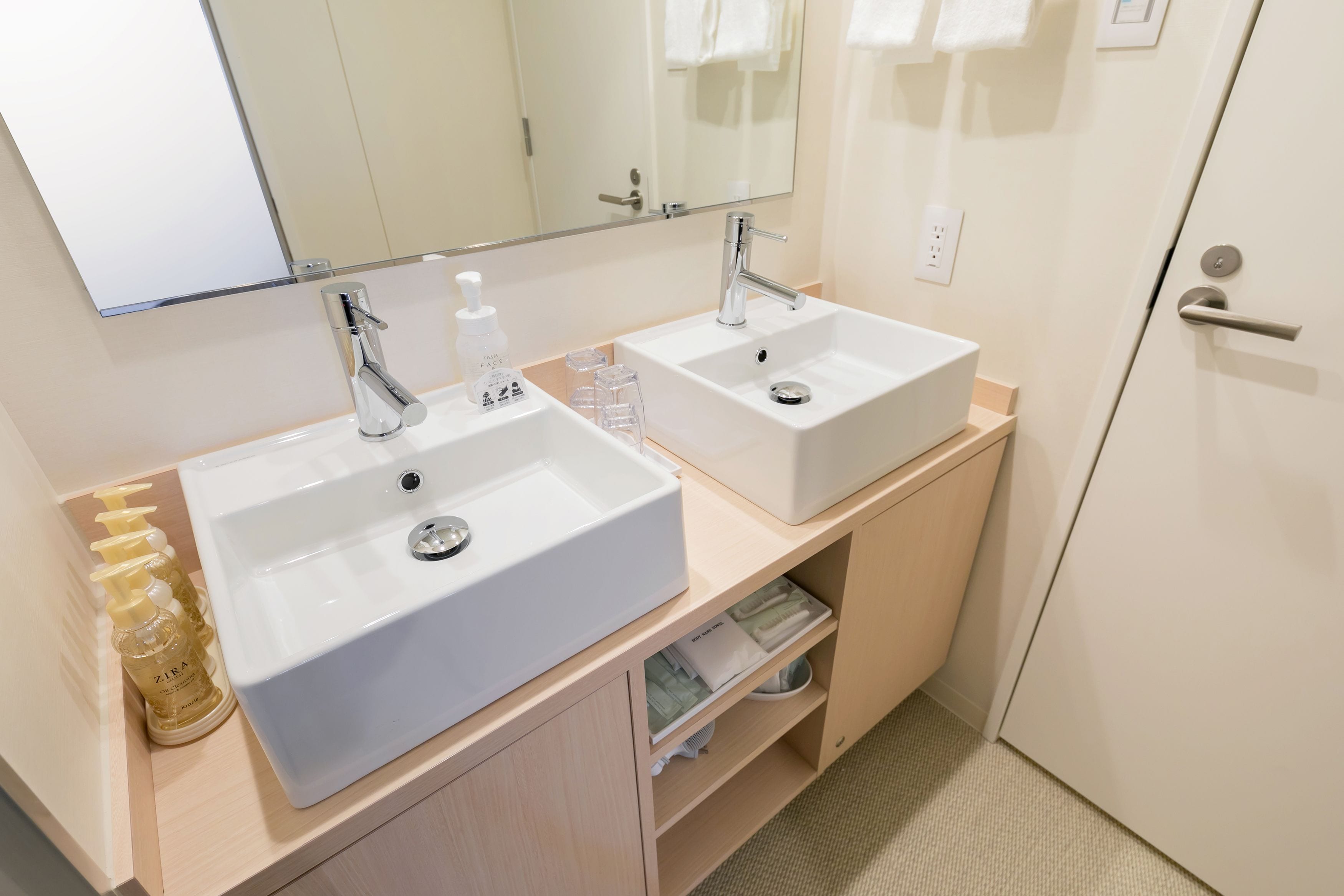 combined shower/bathtub, free toiletries, hair dryer, slippers