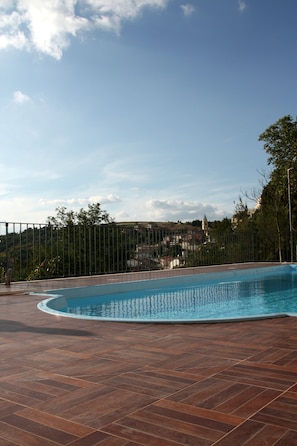 Una piscina al aire libre de temporada
