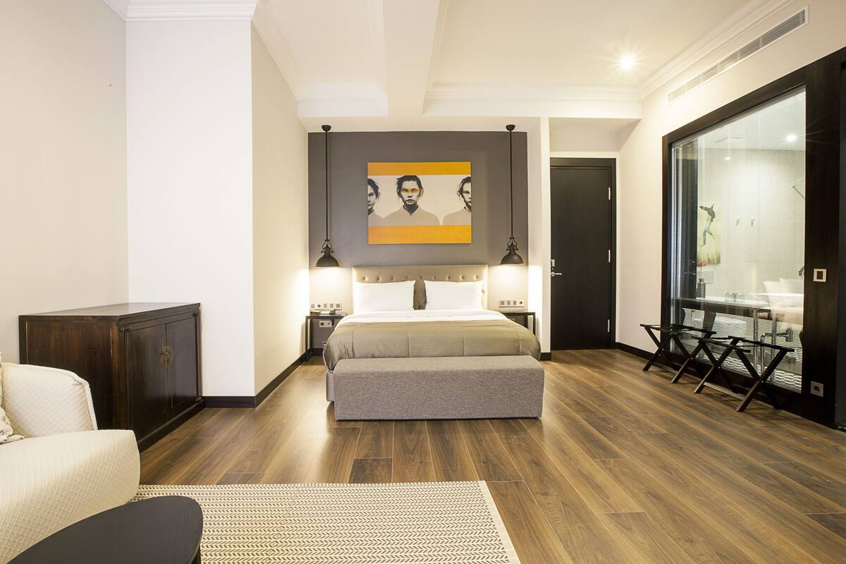 Suite – junior, 1 kingsize-seng | Minibar, safe på rommet, skrivebord og blendingsgardiner