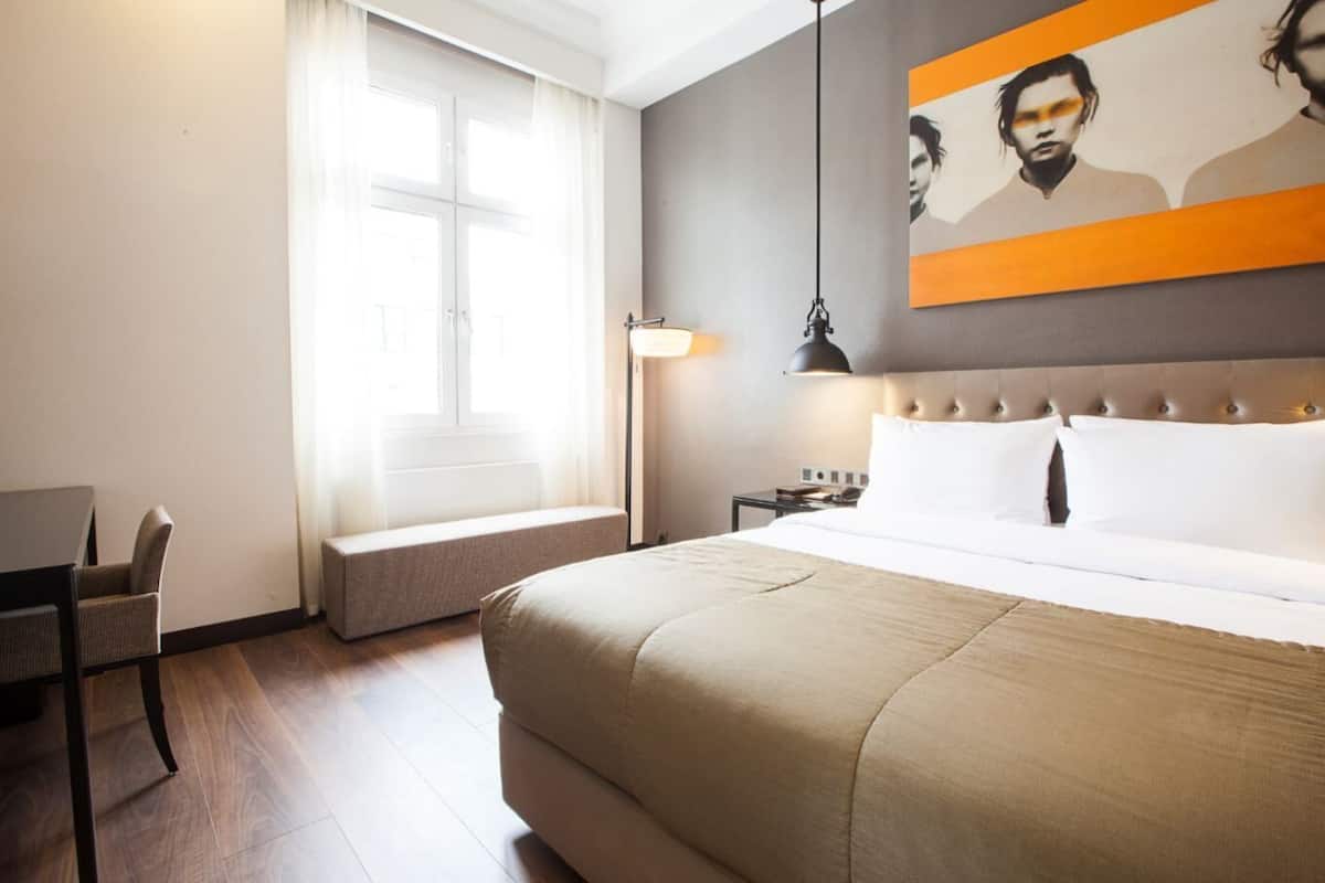 Minibar, safe på rommet, skrivebord og blendingsgardiner