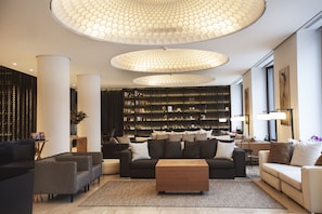 Lobby sitting area - Quentin XL Potsdamer Platz Hotel (Berlin)