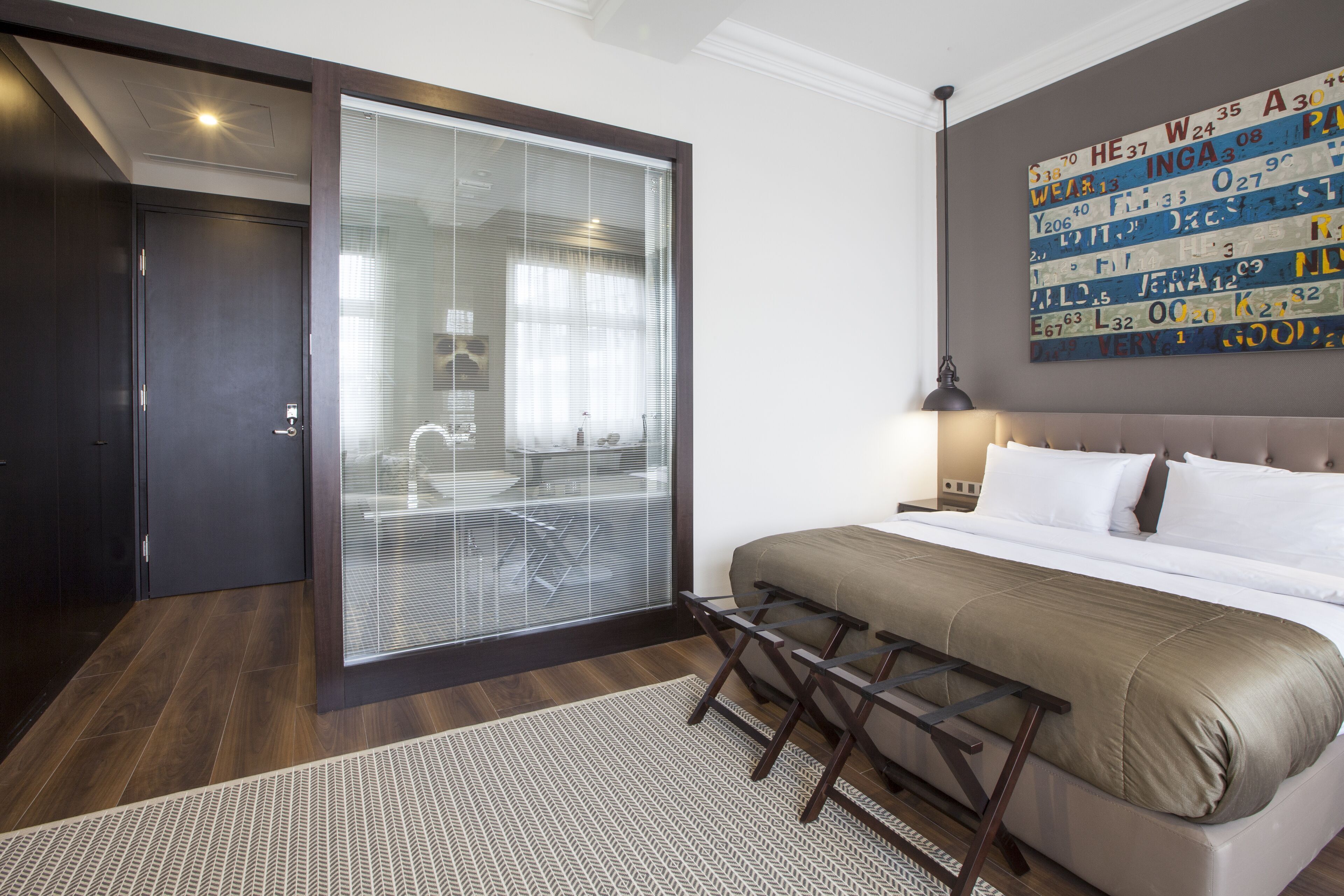 Minibar, Zimmersafe, Schreibtisch, Verdunkelungsvorhänge