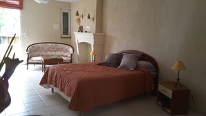 Habitació (2) | Escriptori, planxa i posts de planxar i bressols gratuïts 