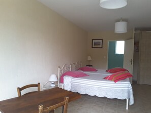Quarto (3) | Individualmente decorados, individualmente mobiliados, escrivaninha