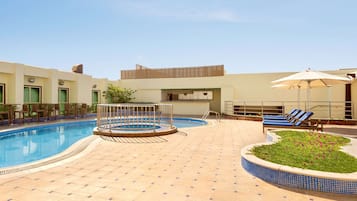 Kolam renang indoor dan kolam renang outdoor, dengan kursi berjemur