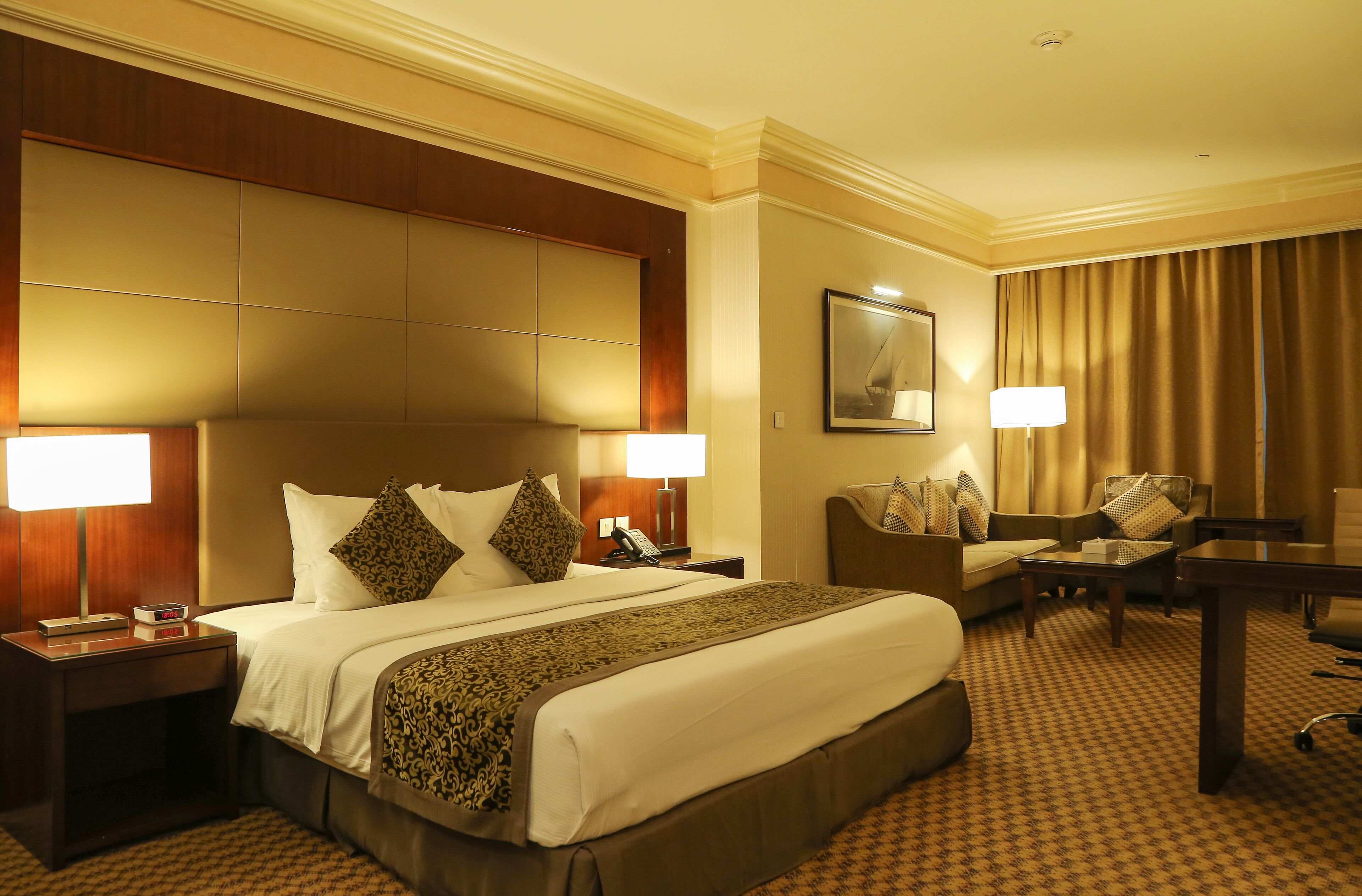 Seprai premium, minibar, brankas, dan meja kerja