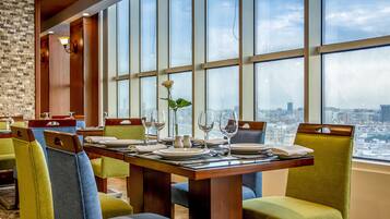 Sarapan prasmanan setiap hari (SAR 48.3 per orang)