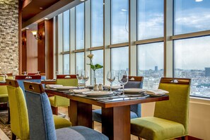 Tägliches Frühstücksbuffet (48.3 SAR pro Person)