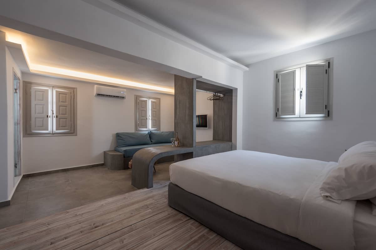 Grand Suite (Caldera View) | Minibar, in-room safe, blackout drapes, iron/ironing board