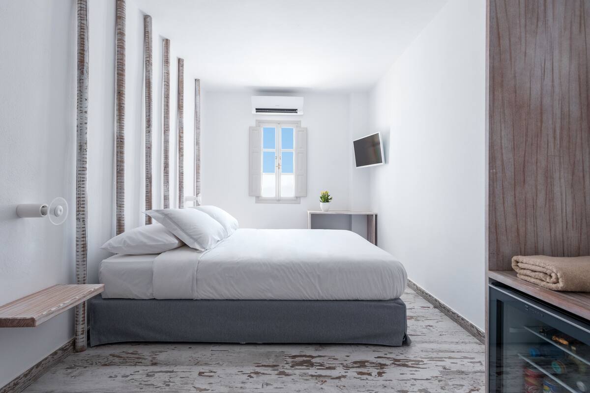 Standard Room | Minibar, in-room safe, blackout drapes, iron/ironing board