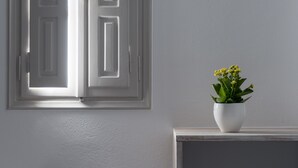 Minibar, in-room safe, blackout drapes, iron/ironing board - Museo Grand Hotel (Santorini)