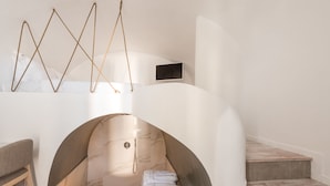 Deluxe Room | Bathroom shower - Museo Grand Hotel (Santorini)
